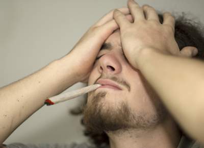 Užívanie marihuany u dospievajúcich môže zvýšiť riziko psychóz v dospelosti